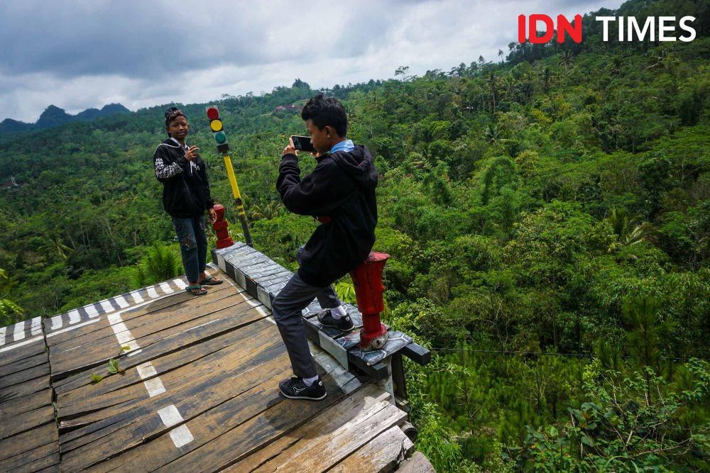 https://cdn.idntimes.com/content-images/post/20191220/idn-times-dhana-kencana-spot-foto-hutan-pinus-kalilo-purworejo-4-7d395ea84aa9d6ea4bdc2b1e2d39be5b.jpg