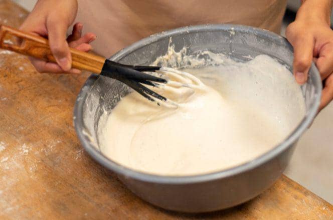 Ilustrasi mengaduk adonan