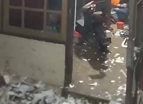Rumah Ismi di Kelurahan Kepatihan, Kecamatan Kota Ponorogo, porak poranda terkena ledakan. IDN Times/ Istimewa.