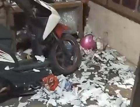 Rumah Ismi di Kelurahan Kepatihan, Kecamatan Kota Ponorogo, porak poranda terkena ledakan. IDN Times/ Riyanto.