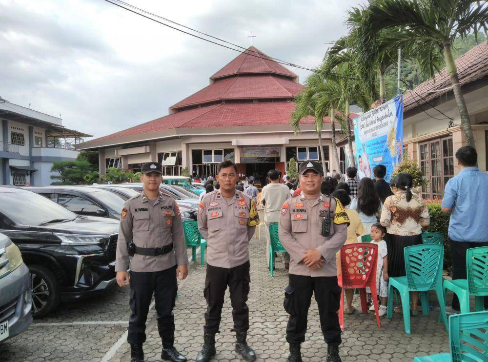 Pengaman oleh Polresta Bandar Lampung saat Misa. (IDN Times/istimewa)