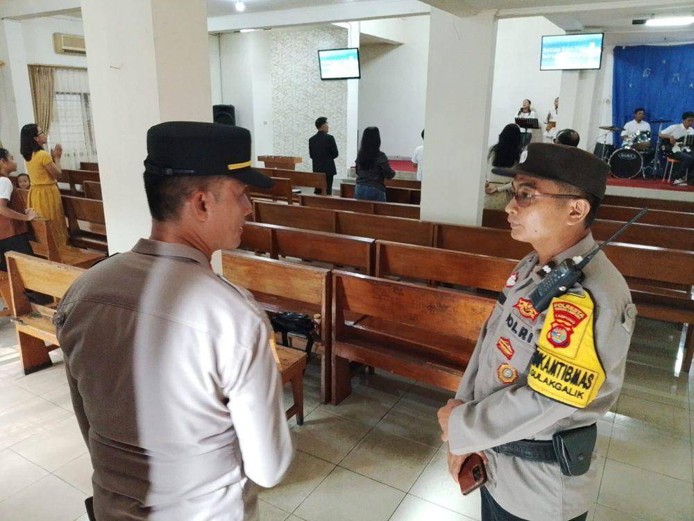 Pengaman oleh Polresta Bandar Lampung saat Misa. (IDN Times/istimewa)