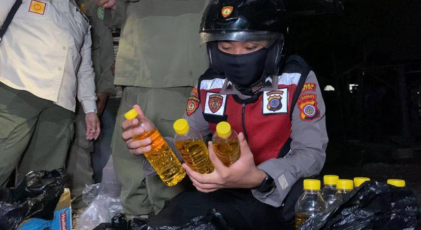 Polres Bantul dan Satpol PP Bantul amankan ratusan botol miras.(IDN Times/Daruwaskita)