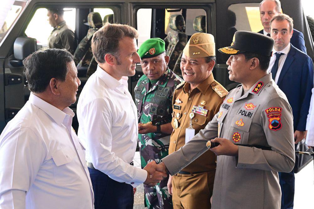 Presiden Macron dan Presiden Prabowo Subianto saat menyalami satu persatu forkopimda Jawa Tengah saat berkunjung ke Akmil Magelang. (IDN Times/Dok Humas Pemprov Jateng)