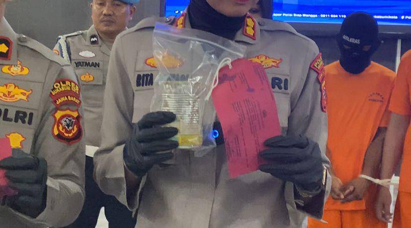 Barang bukti kaleng tempat air keras (IDN Times/Siti Fatimah)