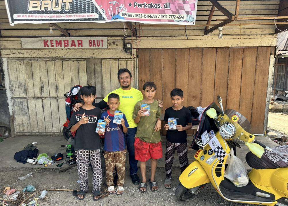MOVE Palembang berbagi dengan anak-anak di Sumbar (Foto: Dok Move Palembang)