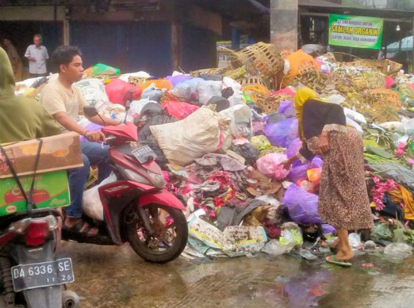 Tumpukan sampah di lingkungan Pasar Sentral Antasari Banjarmasin.