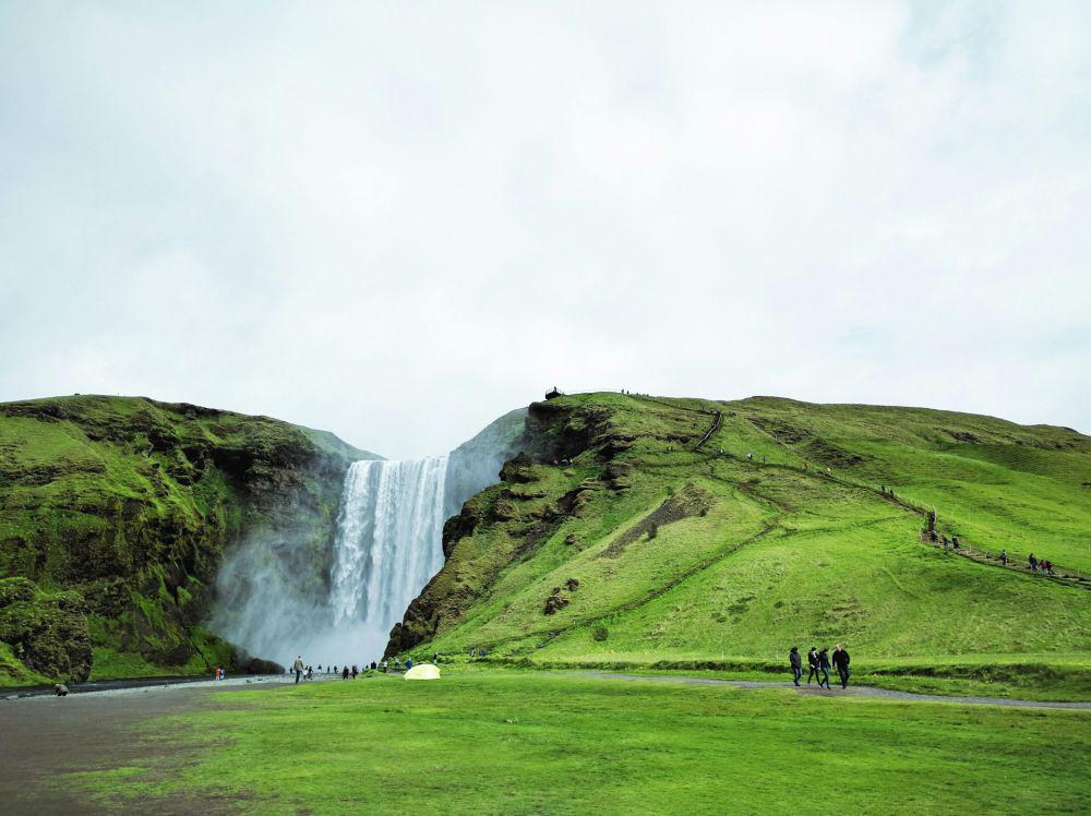 air terjun di Islandia (unsplash.com/John Wayne Hill)