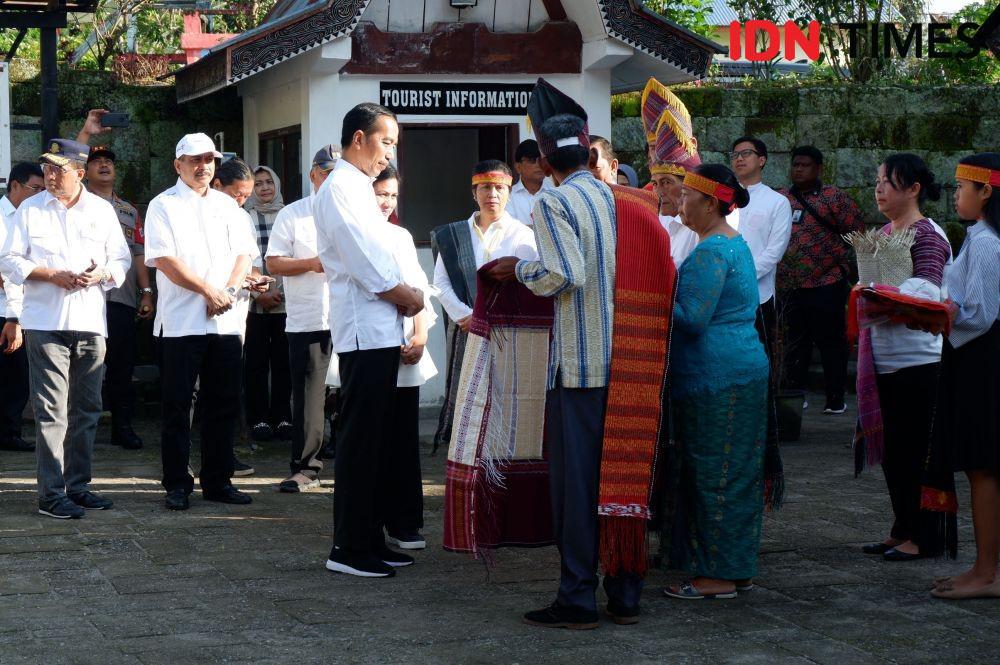 https://cdn.idntimes.com/content-images/post/20190801/jokowi-ke-toba7-d3f7b88cd8e86de6f0515bf6c78765f8.jpg