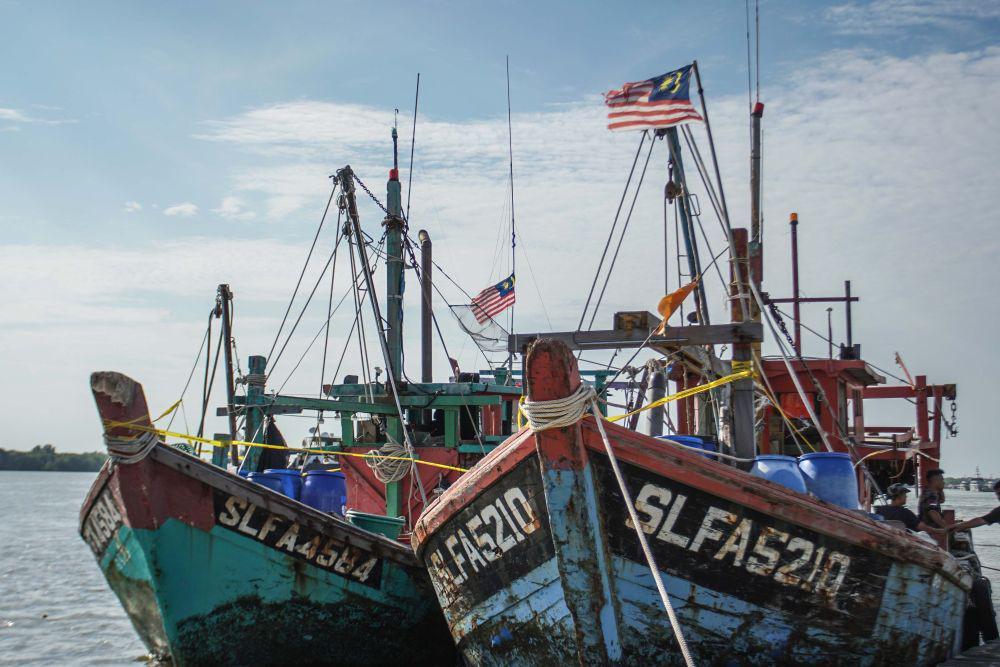 Kapal penangkap ikan berbendera Malaysia ditangkap karena kedapatan mencuri di perairan Indonesia. (IDN Times/Prayugo Utomo)