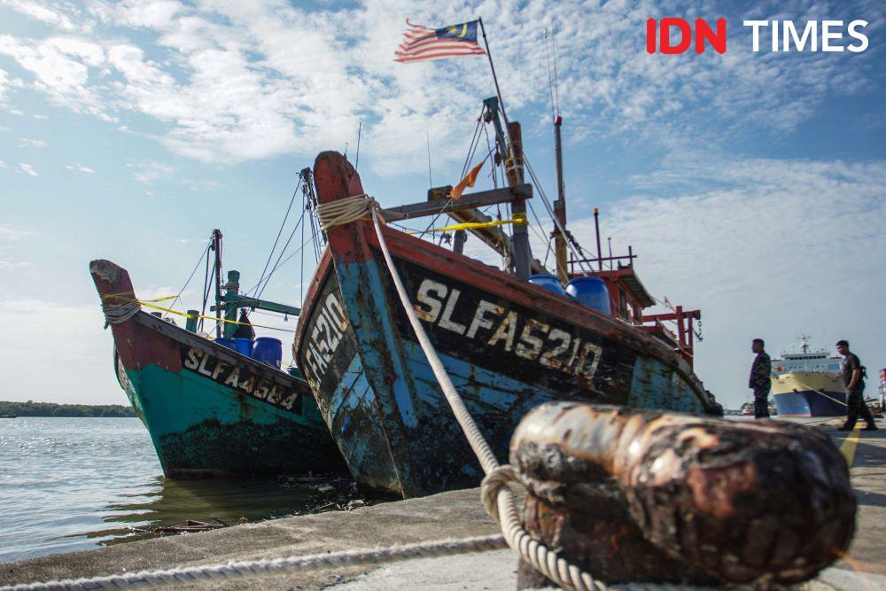 Kapal penangkap ikan berbendera Malaysia ditangkap karena kedapatan mencuri di perairan Indonesia. (IDN Times/Prayugo Utomo)