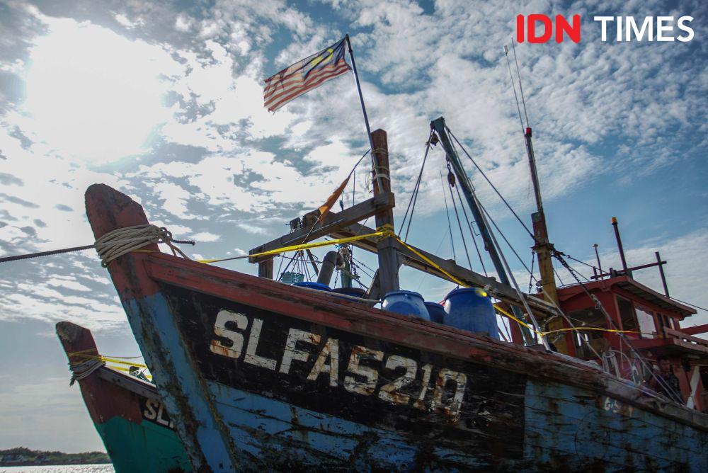 Kapal penangkap ikan berbendera Malaysia ditangkap karena kedapatan mencuri di perairan Indonesia. (IDN Times/Prayugo Utomo)