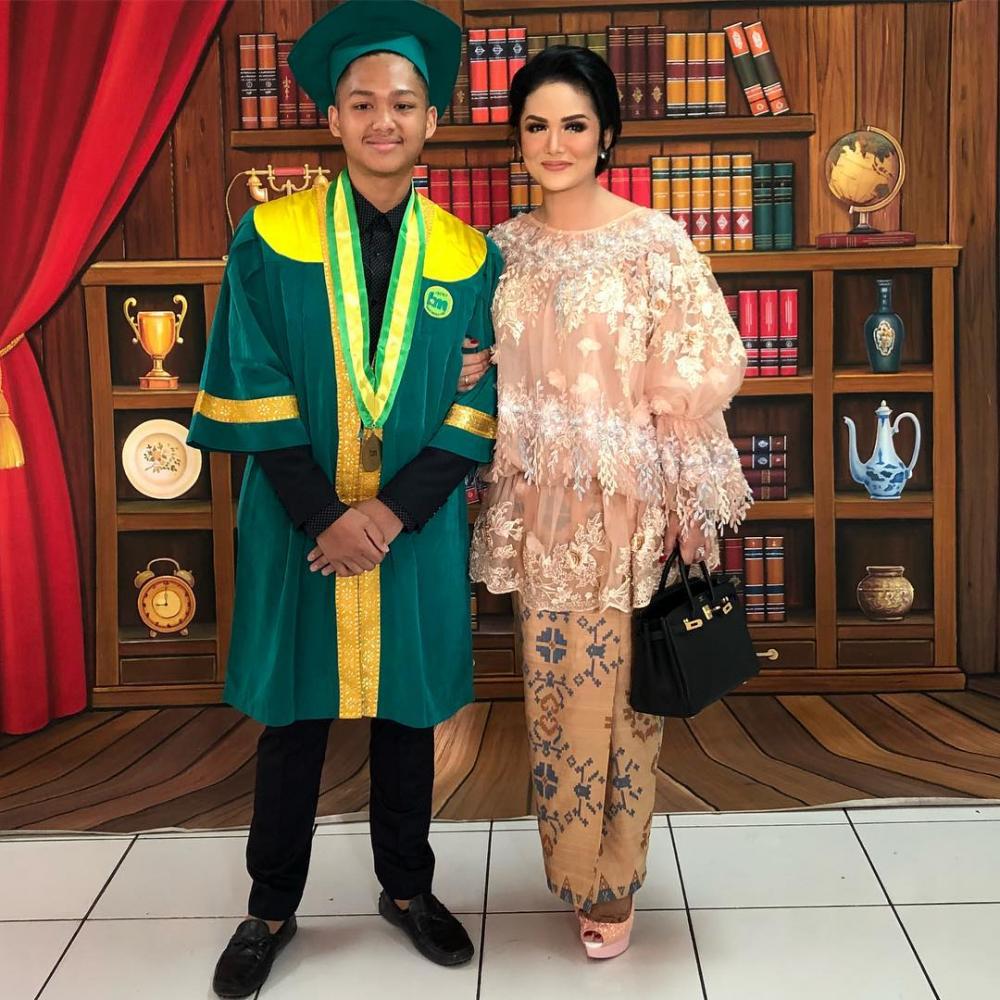 https://cdn.idntimes.com/content-images/community/2020/05/krisdayantilemos-20200512-18-17f4c6895b9b442742e24cfebb4640fe.png