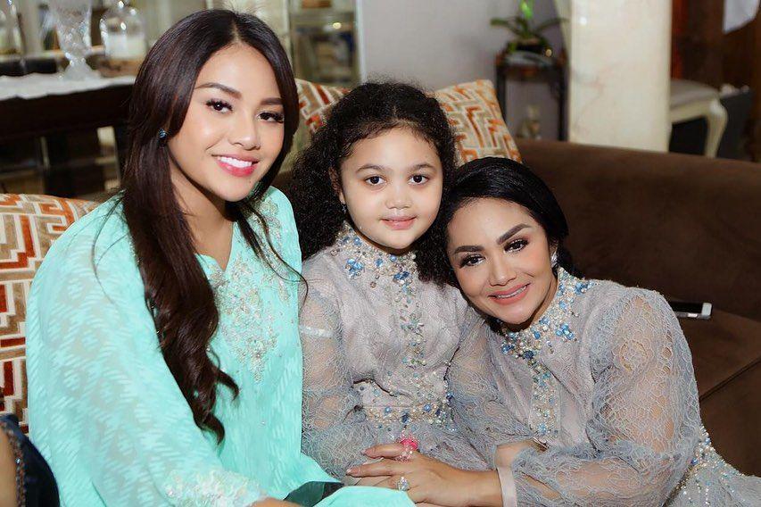 https://cdn.idntimes.com/content-images/community/2019/06/krisdayantilemos-5-bywaeyda-8f-773c6bbf7f72f6da6a423c416f7de39f.jpg