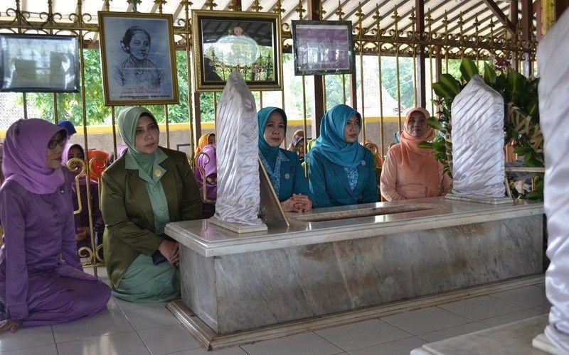https://cdn.idntimes.com/content-images/post/20190818/makam-ra-kartini-di-kudus-9b8f267c7eb4397d99786bd6cd762775.jpg