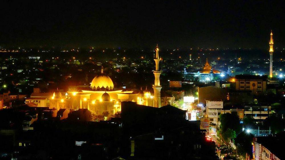 https://cdn.idntimes.com/content-images/post/20190406/masjidraya111-54d69f633955ac6a957c3cab202ff763.jpg