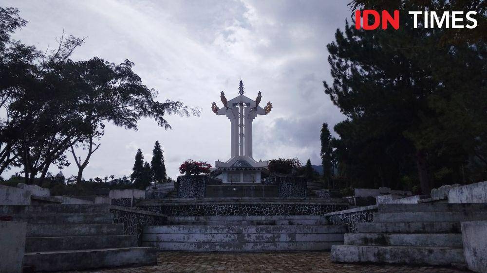 https://cdn.idntimes.com/content-images/post/20200829/monumen-tugu-radio-rimba-raya-1-a6e401089eb1c35eeaaade24d1aace0d.jpg