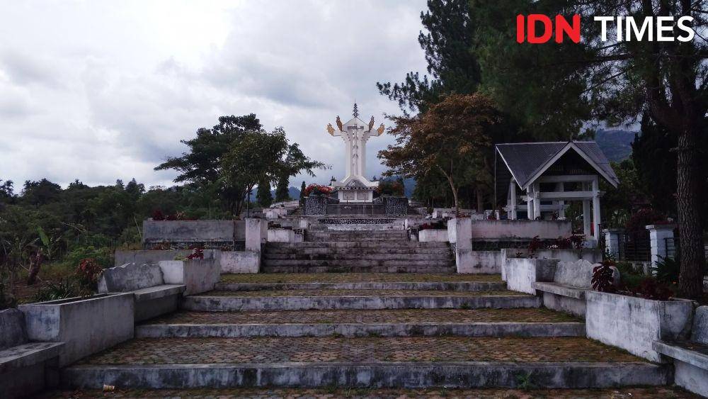 https://cdn.idntimes.com/content-images/post/20200829/monumen-tugu-radio-rimba-raya-11-2332b501a0100cbeaaf91e87421dac88.jpg