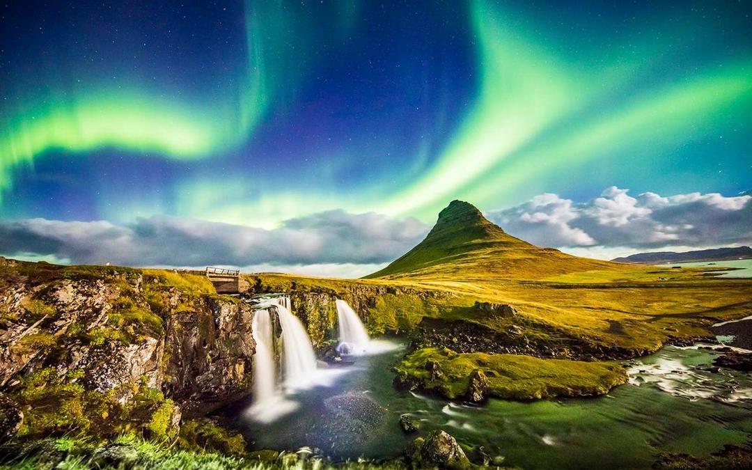 https://cdn.idntimes.com/content-images/post/20171105/northern-lights-waterfall-iceland-icelandhot0517-c9299c14b16066368184a6e5a98f2b02.jpg