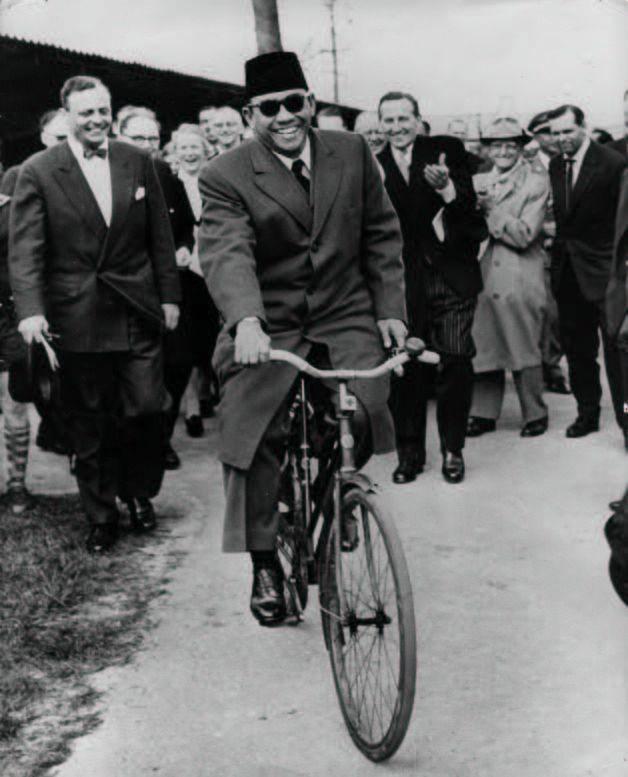 https://cdn.idntimes.com/content-images/post/20200816/pak-soekarno-naik-sepeda-1-9d5abc999820be1d9403aec8837f293a.jpg