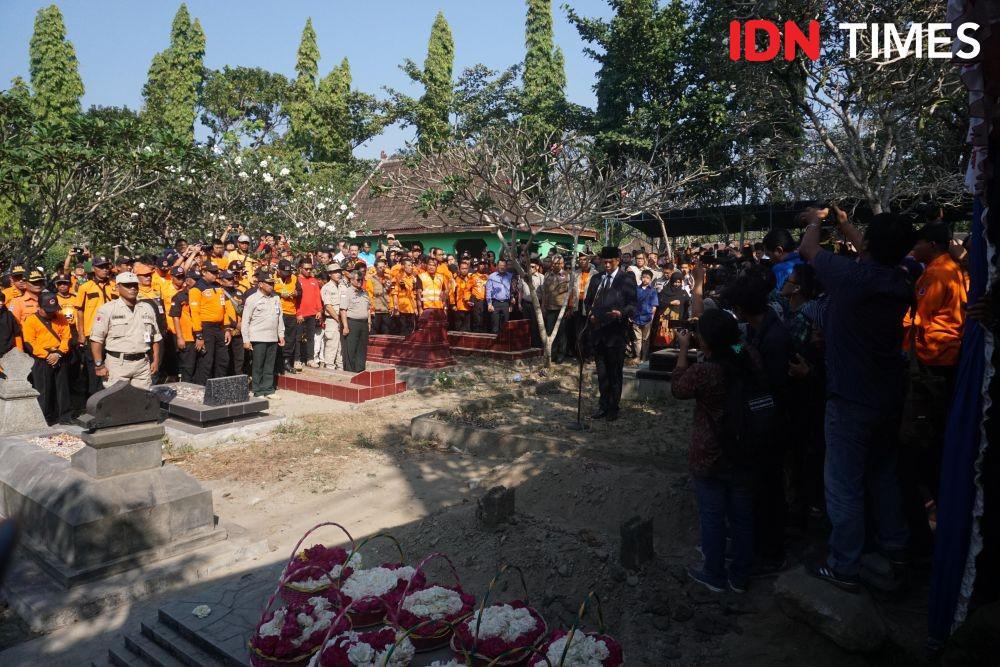 https://cdn.idntimes.com/content-images/post/20190708/pemakaman-sutopo1-1-4096b109cbd14bcf75581c658a79056d.jpg