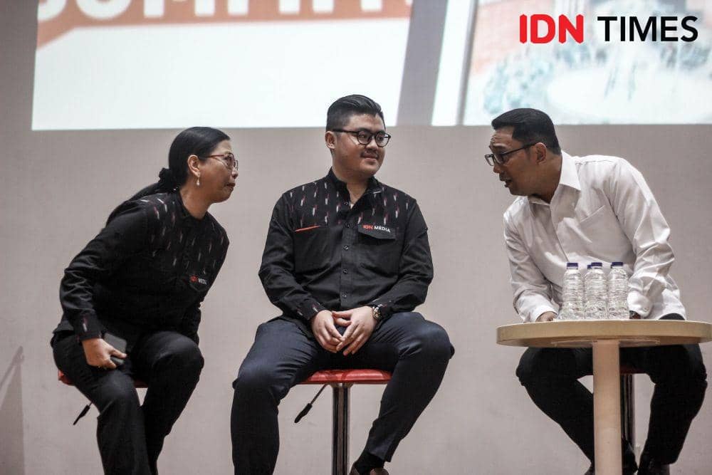 https://cdn.idntimes.com/content-images/post/20190326/pemimpin-redaksi-idn-times-uni-lubis-gubernur-jawa-barat-ridwan-kamil-dan-ceo-idn-media-winston-utomo-1392-54570d76295b1fed7270b4b1ec70188f.jpg