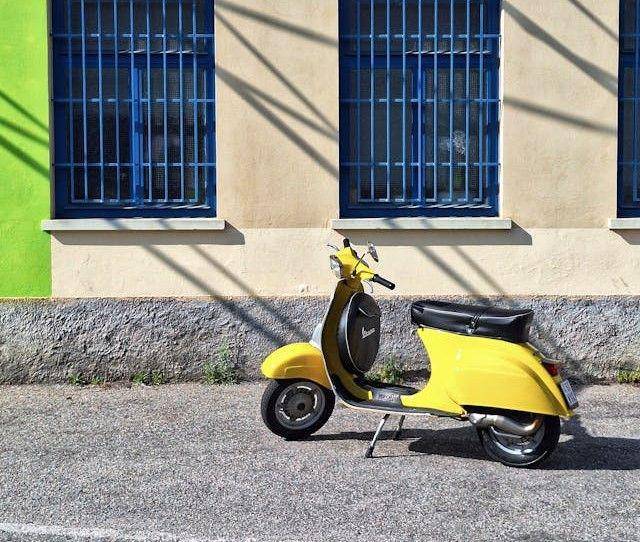 Vespa klasik (pexels.com/Sergio Scandroglio)