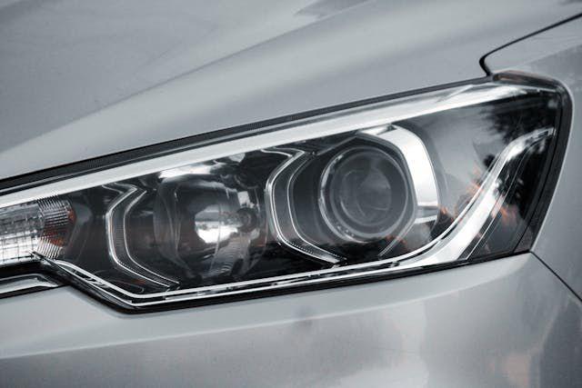 ilustrasi lampu LED mobil (pexels.com/Bonaventure Fernandez)