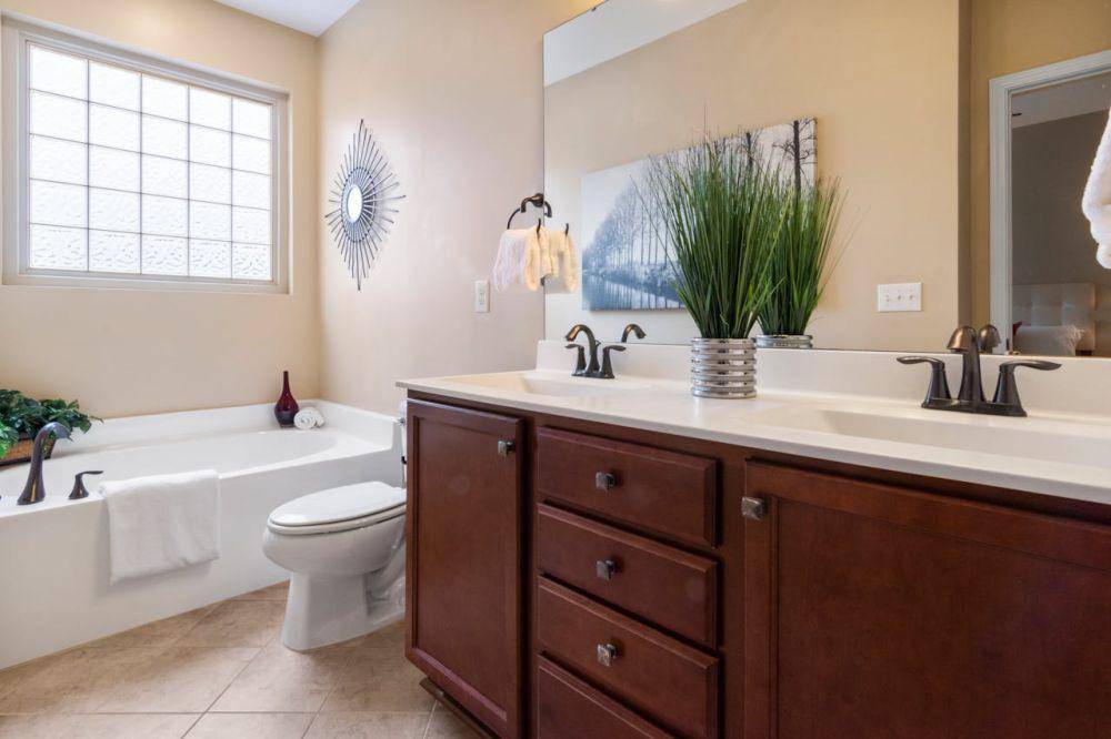 kamar mandi dengan tanaman hias (pexels.com/Curtis Adams)