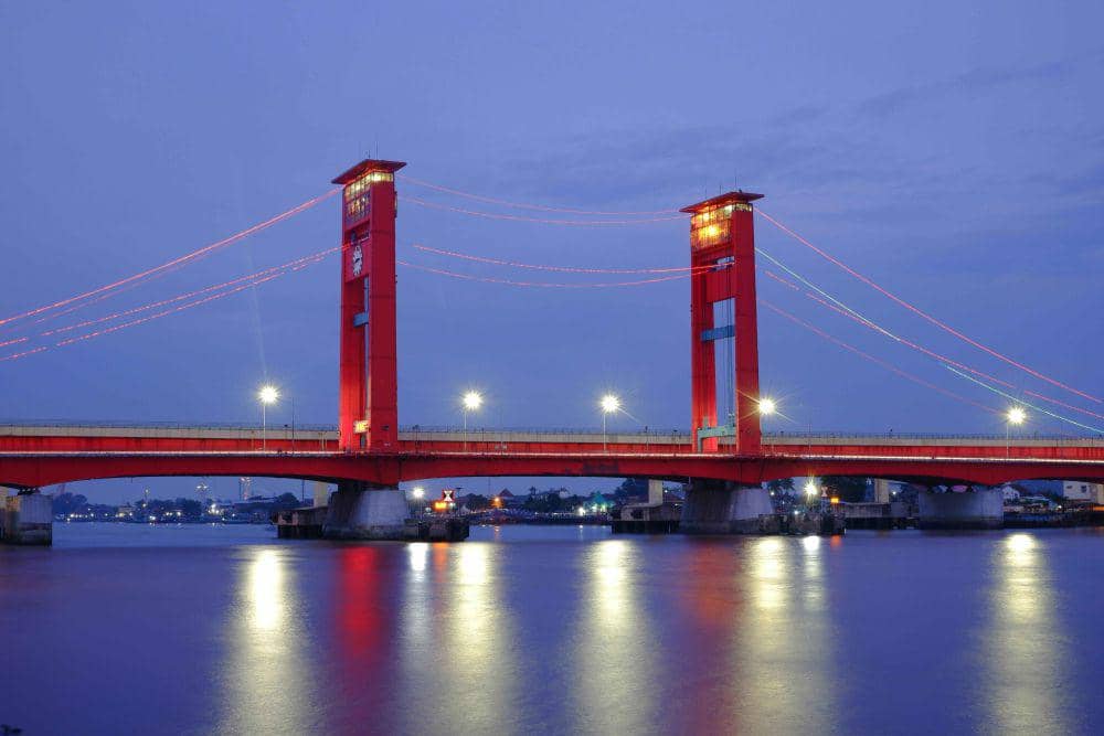 Jembatan Ampera Icon Kota Palembang pada malam hari (Pexels/Muhammad Abid)