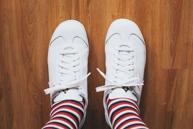 ilustrasi kaus kaki untuk sepatu putih pria (pexels.com/Markus Spiske)