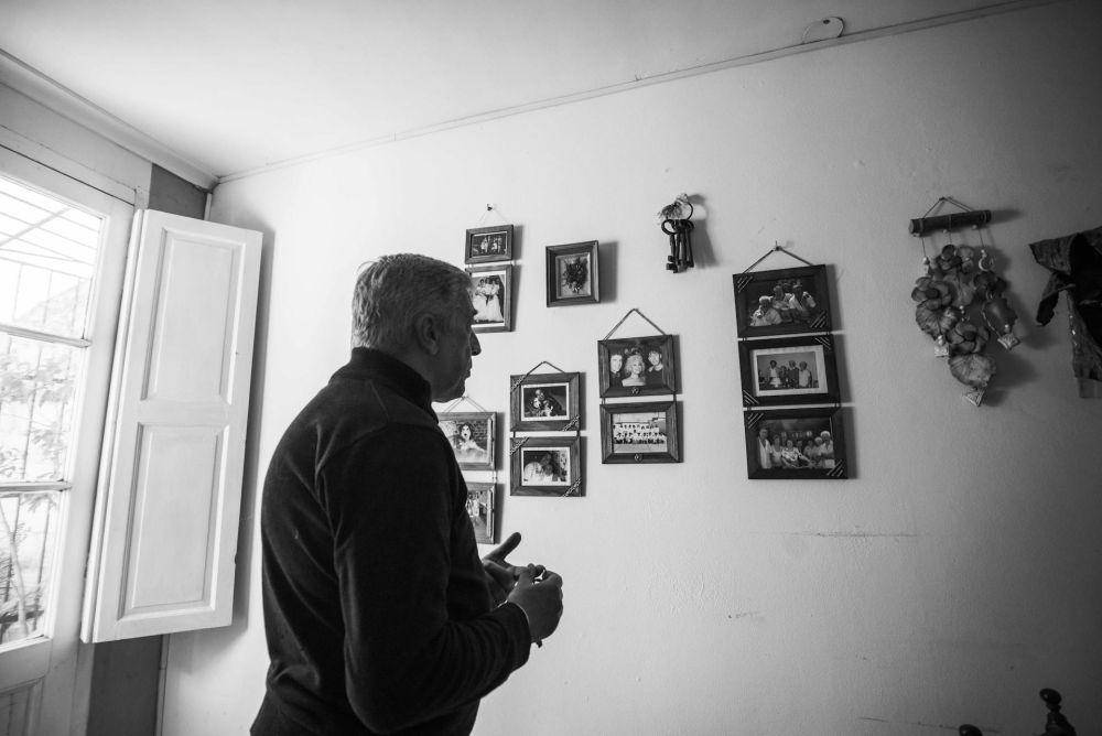 ilustrasi galeri foto keluarga di ruang keluarga (pexels.com/Natalia Olivera)