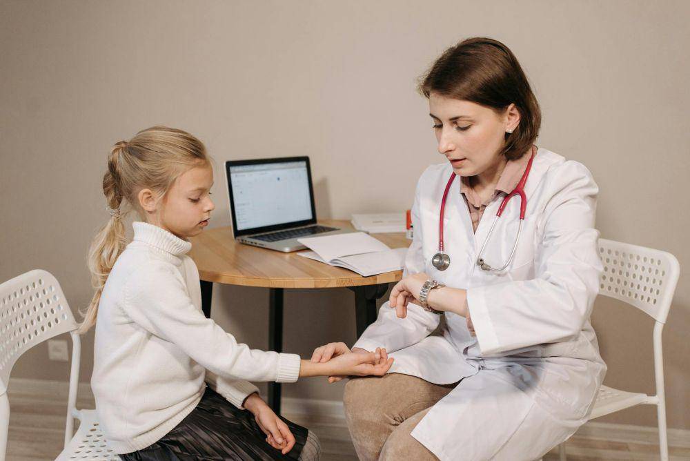 6 Cara Bikin Anak Gak Takut ke Dokter, Simpel dan Efektif
