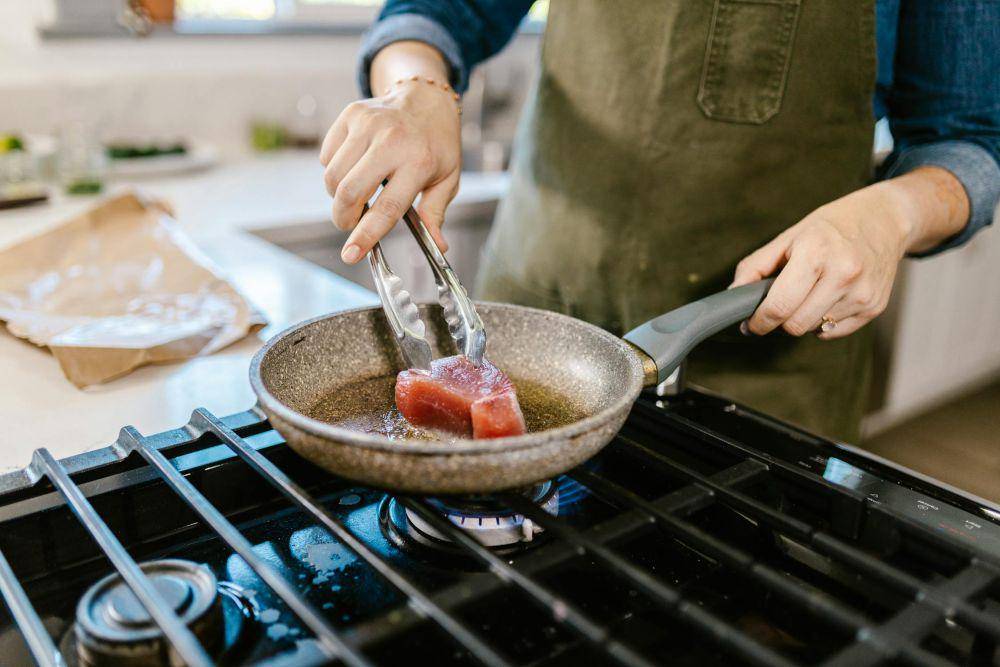 ilustrasi memanggang steak (pexels.com/RDNE Project stock)