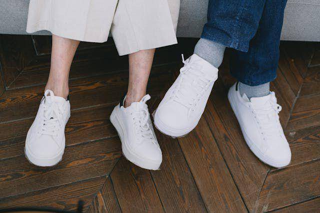 ilustrasi kaus kaki untuk sepatu putih pria (pexels.com/SHVETS production)