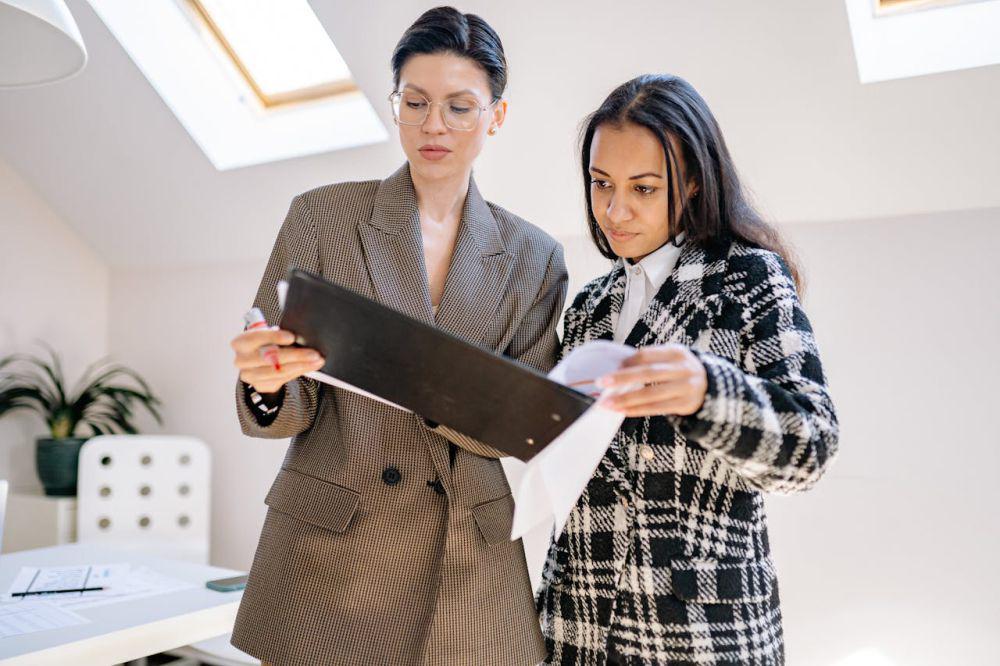 dua orang pekerja kantor yang sedang berdiskusi (pexels/Yan Krukau)