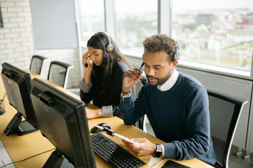ilustrasi dua orang bekerja di kantor (pexels.com/Yan Krukau)