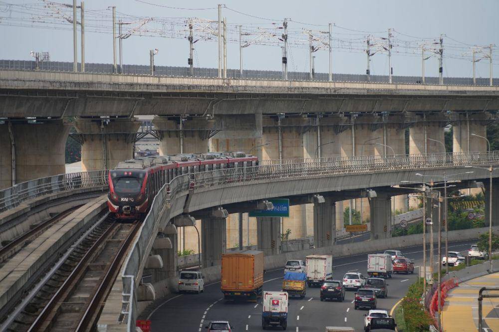 Kereta LRT Jabodebek melintasi rel. (dok. LRT Jabodebek)