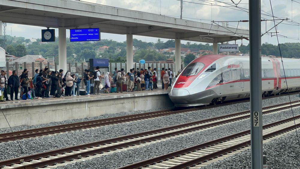 Kereta Cepat Whoosh tiba di Stasiun Padalarang. (dok. KCIC)