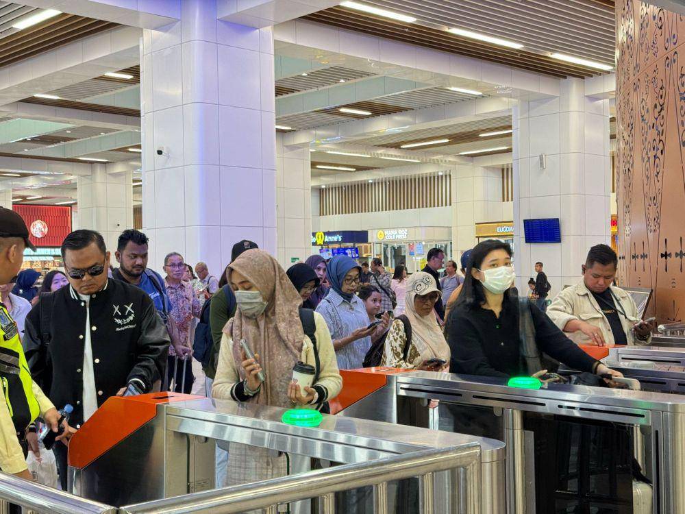 Stasiun Kereta Cepat Halim dipadati penumpang. (dok. KCIC)