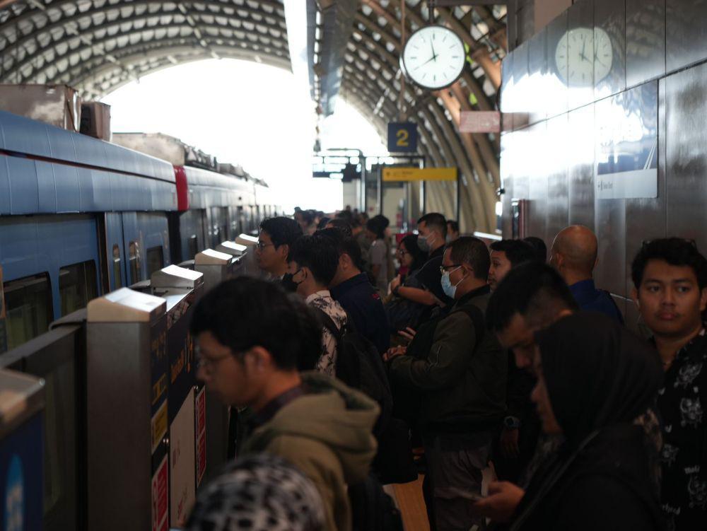 Jumlah pengguna LRT Jabodebek tembus rekor saat kemacetan parah terjadi di Jakarta pada Rabu, (28/5/2025). (dok. LRT Jabodebek)