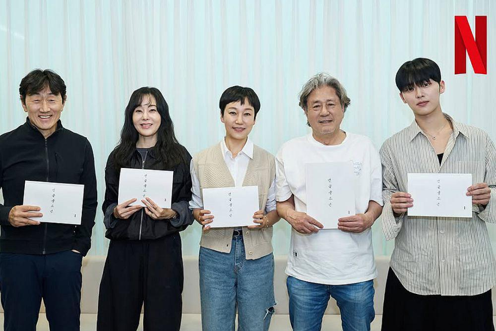 Potret Artis Korea Pemeran Notes From the Last Row saat Script Reading