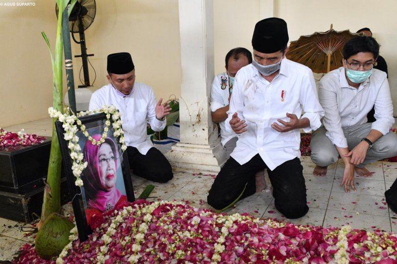 https://cdn.idntimes.com/content-images/post/20200327/presiden-joko-widodo-di-makam-sang-ibunda-sudjiatmi-notomihardjo-di-mundu-selokaton-gondangrejo-kabupaten-karanganyar-jawa-tengah-pada-kamis-263-antarahoagus-suparto-eb1a36853aeba93a6b0b95a7a2f01aa0.jpeg