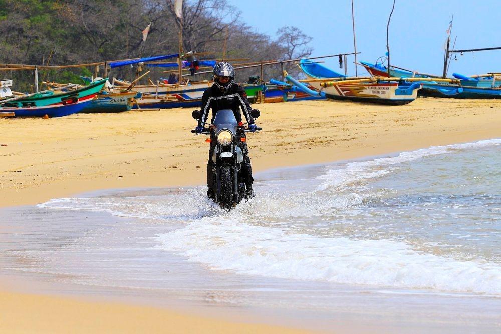 https://cdn.idntimes.com/content-images/post/20191201/royal-enfield-himalayann1-1874fa4baad5d12a2e2e055ecb232bc1.jpg