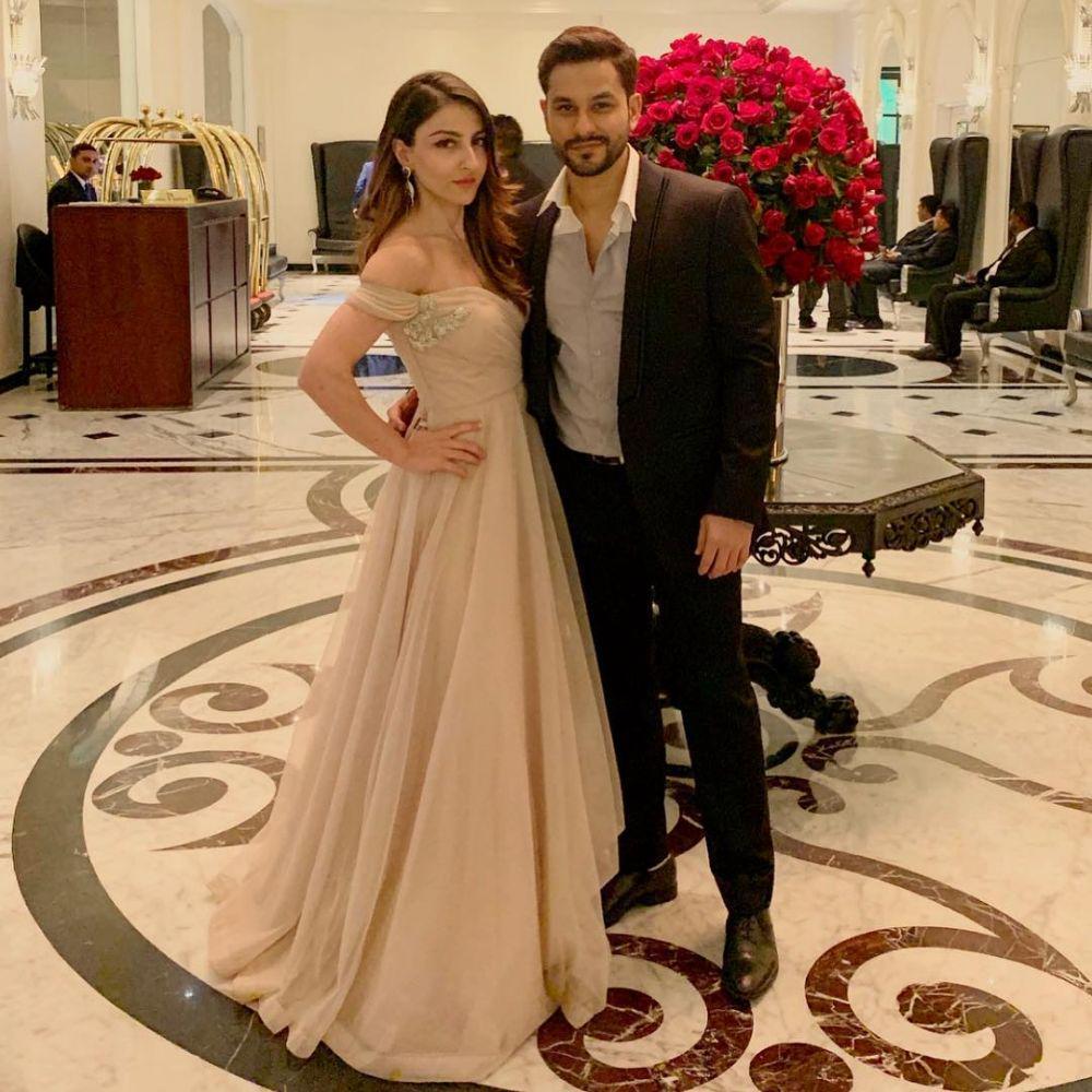 https://cdn.idntimes.com/content-images/community/2019/06/soha-kunal-gaun-2ebaaa0def3a12825a430b0c0445fba7.jpg