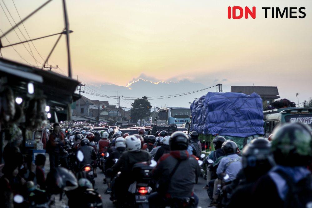 https://cdn.idntimes.com/content-images/post/20190609/suasana-arus-balik-pascamudik-lebaran-2019-di-lingkar-nagreg-8682-b155398cf8e1ed5ca5559c38861d01d2.jpg