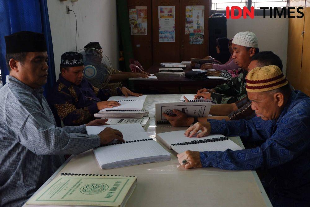 https://cdn.idntimes.com/content-images/post/20190509/tadarus-disabilitas-netra-medan-18-65c885f1373ecce9601de374f27ecbbd.jpg