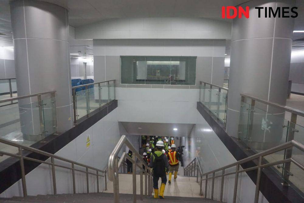 https://cdn.idntimes.com/content-images/post/20190131/tangga-turun-ke-peron-mrt-bundaran-hi-b49cb16bb3125d4bc95542ac910d929b.jpeg