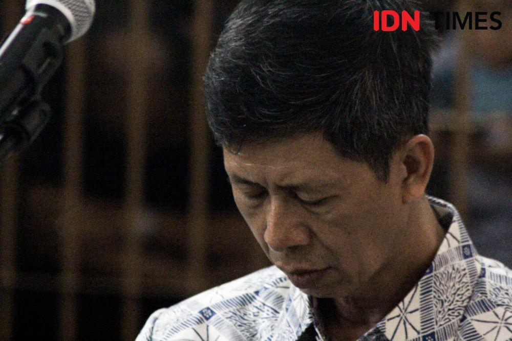 https://cdn.idntimes.com/content-images/post/20190408/terdakwa-kasus-suap-lapas-sukamiskis-wahid-husein-3419-e25c47476835132fce6962c41a151dab.jpg