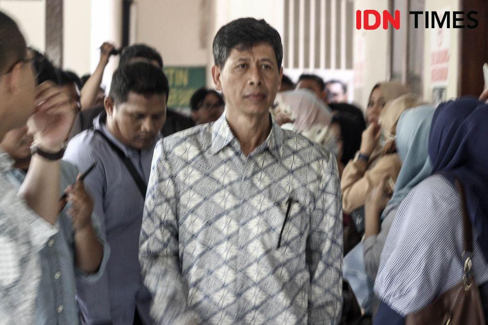 https://cdn.idntimes.com/content-images/post/20190408/terdakwa-kasus-suap-lapas-sukamiskis-wahid-husein-3437-9084b09c85eda32f13efb036bbdc3b6a.jpg